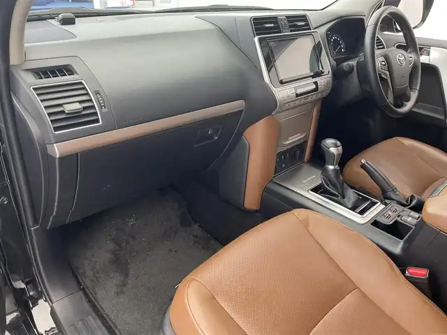 トヨタ ランドクルーザー プラド TX-L 70thアニバーサリーLTD 滋賀県 2022(令4)年 4.3万km ブラック 純正9インチナビ/【Bluetooth/CD/DVD/フルセグTV】/茶レザーシート/サンルーフ/バックカメラ/クリアランスソナー/追従クルーズコントロール/LEDヘッドライト/オートマチックハイビーム/衝突軽減ブレーキ/D/Nパワーシート/D/Nシートヒーター/D/Nシートベンチレーション/ビルトインETC2.0/MTモード付AT/純正フロアマット/プッシュスタート/スマートキー/ステアリングリモコン