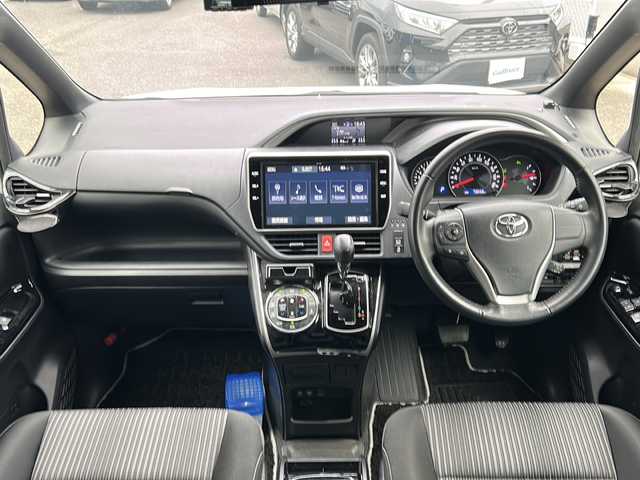 トヨタ ヴォクシー ZS 煌Ⅱ 愛知県 2019(平31)年 7.4万km ホワイトパールクリスタルシャイン /禁煙車/ワンオーナー//純正10インチナビ・フルセグTV//BT.CD.DVD.HDMI.USB//ビルトインETC//前後ドライブレコーダー/（ZDR-015）//プリクラッシュセーフティ//レーンディパーチャーアラート//クリアランスソナー//クルーズコントロール//両側パワースライドドア//ステアリングスイッチ//革巻きステアリング//LEDオートライト//オートマチックハイビーム//アイドリングストップ//電格ミラーウインカー//純正フロアマット//純正ドアバイザー//横滑り防止装置（TRC）//ECOモード//純正16インチアルミホイール//取扱説明書/新車保証書//スペアキー