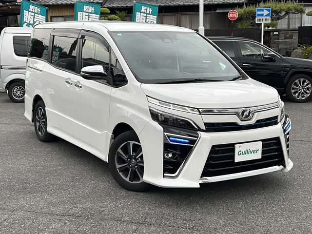トヨタ ヴォクシー ZS 煌Ⅱ 愛知県 2019(平31)年 7.4万km ホワイトパールクリスタルシャイン /禁煙車/ワンオーナー//純正10インチナビ・フルセグTV//BT.CD.DVD.HDMI.USB//ビルトインETC//前後ドライブレコーダー/（ZDR-015）//プリクラッシュセーフティ//レーンディパーチャーアラート//クリアランスソナー//クルーズコントロール//両側パワースライドドア//ステアリングスイッチ//革巻きステアリング//LEDオートライト//オートマチックハイビーム//アイドリングストップ//電格ミラーウインカー//純正フロアマット//純正ドアバイザー//横滑り防止装置（TRC）//ECOモード//純正16インチアルミホイール//取扱説明書/新車保証書//スペアキー