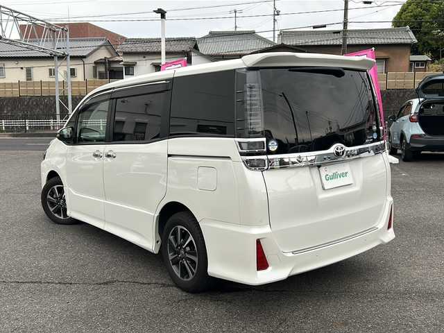 トヨタ ヴォクシー ZS 煌Ⅱ 愛知県 2019(平31)年 7.4万km ホワイトパールクリスタルシャイン /禁煙車/ワンオーナー//純正10インチナビ・フルセグTV//BT.CD.DVD.HDMI.USB//ビルトインETC//前後ドライブレコーダー/（ZDR-015）//プリクラッシュセーフティ//レーンディパーチャーアラート//クリアランスソナー//クルーズコントロール//両側パワースライドドア//ステアリングスイッチ//革巻きステアリング//LEDオートライト//オートマチックハイビーム//アイドリングストップ//電格ミラーウインカー//純正フロアマット//純正ドアバイザー//横滑り防止装置（TRC）//ECOモード//純正16インチアルミホイール//取扱説明書/新車保証書//スペアキー