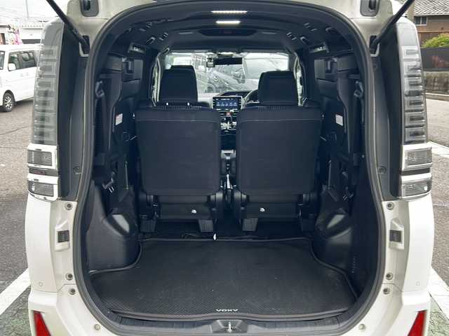 トヨタ ヴォクシー ZS 煌Ⅱ 愛知県 2019(平31)年 7.4万km ホワイトパールクリスタルシャイン /禁煙車/ワンオーナー//純正10インチナビ・フルセグTV//BT.CD.DVD.HDMI.USB//ビルトインETC//前後ドライブレコーダー/（ZDR-015）//プリクラッシュセーフティ//レーンディパーチャーアラート//クリアランスソナー//クルーズコントロール//両側パワースライドドア//ステアリングスイッチ//革巻きステアリング//LEDオートライト//オートマチックハイビーム//アイドリングストップ//電格ミラーウインカー//純正フロアマット//純正ドアバイザー//横滑り防止装置（TRC）//ECOモード//純正16インチアルミホイール//取扱説明書/新車保証書//スペアキー