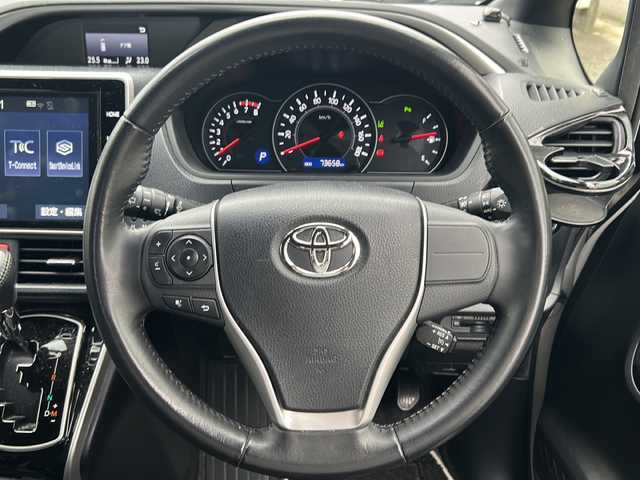 トヨタ ヴォクシー ZS 煌Ⅱ 愛知県 2019(平31)年 7.4万km ホワイトパールクリスタルシャイン /禁煙車/ワンオーナー//純正10インチナビ・フルセグTV//BT.CD.DVD.HDMI.USB//ビルトインETC//前後ドライブレコーダー/（ZDR-015）//プリクラッシュセーフティ//レーンディパーチャーアラート//クリアランスソナー//クルーズコントロール//両側パワースライドドア//ステアリングスイッチ//革巻きステアリング//LEDオートライト//オートマチックハイビーム//アイドリングストップ//電格ミラーウインカー//純正フロアマット//純正ドアバイザー//横滑り防止装置（TRC）//ECOモード//純正16インチアルミホイール//取扱説明書/新車保証書//スペアキー
