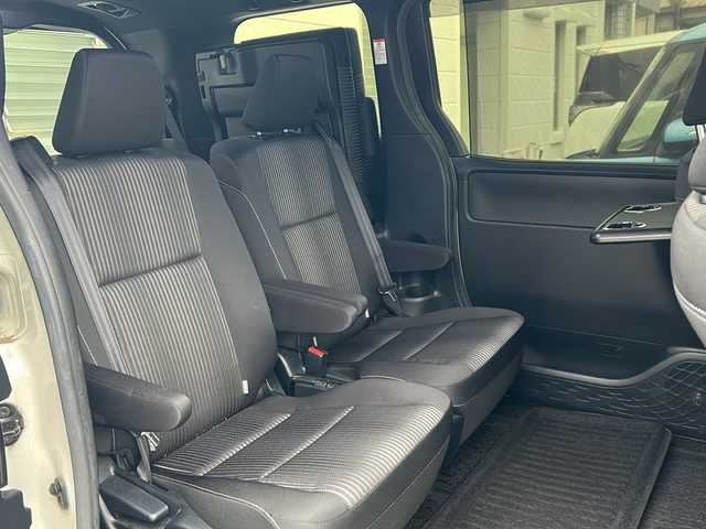 トヨタ ヴォクシー ZS 煌Ⅱ 愛知県 2019(平31)年 7.4万km ホワイトパールクリスタルシャイン /禁煙車/ワンオーナー//純正10インチナビ・フルセグTV//BT.CD.DVD.HDMI.USB//ビルトインETC//前後ドライブレコーダー/（ZDR-015）//プリクラッシュセーフティ//レーンディパーチャーアラート//クリアランスソナー//クルーズコントロール//両側パワースライドドア//ステアリングスイッチ//革巻きステアリング//LEDオートライト//オートマチックハイビーム//アイドリングストップ//電格ミラーウインカー//純正フロアマット//純正ドアバイザー//横滑り防止装置（TRC）//ECOモード//純正16インチアルミホイール//取扱説明書/新車保証書//スペアキー