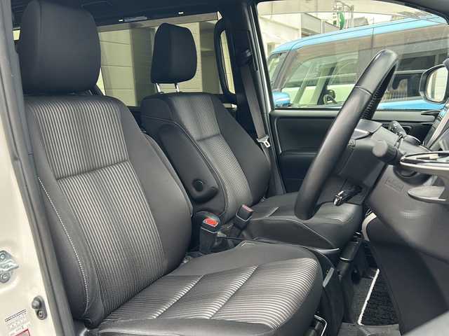 トヨタ ヴォクシー ZS 煌Ⅱ 愛知県 2019(平31)年 7.4万km ホワイトパールクリスタルシャイン /禁煙車/ワンオーナー//純正10インチナビ・フルセグTV//BT.CD.DVD.HDMI.USB//ビルトインETC//前後ドライブレコーダー/（ZDR-015）//プリクラッシュセーフティ//レーンディパーチャーアラート//クリアランスソナー//クルーズコントロール//両側パワースライドドア//ステアリングスイッチ//革巻きステアリング//LEDオートライト//オートマチックハイビーム//アイドリングストップ//電格ミラーウインカー//純正フロアマット//純正ドアバイザー//横滑り防止装置（TRC）//ECOモード//純正16インチアルミホイール//取扱説明書/新車保証書//スペアキー