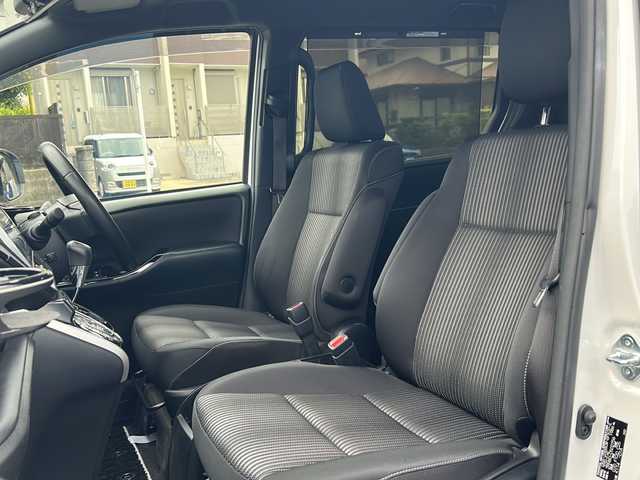 トヨタ ヴォクシー ZS 煌Ⅱ 愛知県 2019(平31)年 7.4万km ホワイトパールクリスタルシャイン /禁煙車/ワンオーナー//純正10インチナビ・フルセグTV//BT.CD.DVD.HDMI.USB//ビルトインETC//前後ドライブレコーダー/（ZDR-015）//プリクラッシュセーフティ//レーンディパーチャーアラート//クリアランスソナー//クルーズコントロール//両側パワースライドドア//ステアリングスイッチ//革巻きステアリング//LEDオートライト//オートマチックハイビーム//アイドリングストップ//電格ミラーウインカー//純正フロアマット//純正ドアバイザー//横滑り防止装置（TRC）//ECOモード//純正16インチアルミホイール//取扱説明書/新車保証書//スペアキー