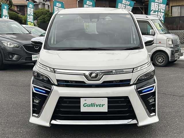 トヨタ ヴォクシー ZS 煌Ⅱ 愛知県 2019(平31)年 7.4万km ホワイトパールクリスタルシャイン /禁煙車/ワンオーナー//純正10インチナビ・フルセグTV//BT.CD.DVD.HDMI.USB//ビルトインETC//前後ドライブレコーダー/（ZDR-015）//プリクラッシュセーフティ//レーンディパーチャーアラート//クリアランスソナー//クルーズコントロール//両側パワースライドドア//ステアリングスイッチ//革巻きステアリング//LEDオートライト//オートマチックハイビーム//アイドリングストップ//電格ミラーウインカー//純正フロアマット//純正ドアバイザー//横滑り防止装置（TRC）//ECOモード//純正16インチアルミホイール//取扱説明書/新車保証書//スペアキー