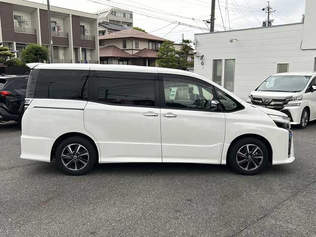 トヨタ ヴォクシー ZS 煌Ⅱ 愛知県 2019(平31)年 7.4万km ホワイトパールクリスタルシャイン /禁煙車/ワンオーナー//純正10インチナビ・フルセグTV//BT.CD.DVD.HDMI.USB//ビルトインETC//前後ドライブレコーダー/（ZDR-015）//プリクラッシュセーフティ//レーンディパーチャーアラート//クリアランスソナー//クルーズコントロール//両側パワースライドドア//ステアリングスイッチ//革巻きステアリング//LEDオートライト//オートマチックハイビーム//アイドリングストップ//電格ミラーウインカー//純正フロアマット//純正ドアバイザー//横滑り防止装置（TRC）//ECOモード//純正16インチアルミホイール//取扱説明書/新車保証書//スペアキー