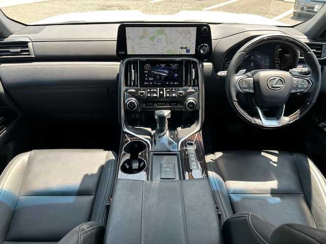 レクサス ＬＸ 600 神奈川県 2023(令5)年 2.2万km ソニッククォーツ ワンオーナー/ムーンルーフ/12.3インチディスプレイ・コネクティッドナビ・フルセグ・USB・Bluetooth/リアエンターテインメントシステム/マークレビンソン/パノラミックビューモニター（床下透過表示機能）/デジタルインナーミラー/前後ドライブレコーダー/HUD/クールボックス/おくだけ充電/黒革シート/F・2ndシートヒーター・ベンチレーション機能/運転席電動ランバーサポート/コンビステアリング/パドルシフト/ステアリングヒーター/充電用USBタイプCポート×5/指紋認証スタートスイッチ/レクサスセーフティシステム＋/・プリクラッシュセーフティ/・LDA/・LTA/・LCA/・AHS/・RSA/・TMN/・FCTA/BSM/ドライブモードセレクトスイッチ/サイドドアイージークローザー/ハンズフリーパワーバックドア/3眼フルLEDヘッドライト/ヒッチメンバー（カバー付）/純正22インチアルミ/純正フロアマット/純正ドアバイザー/新車時保証書/取扱説明書/マルチメディア取扱説明書/スマートキー×1/カードキー×1