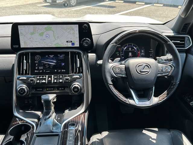 レクサス ＬＸ 600 神奈川県 2023(令5)年 2.2万km ソニッククォーツ ワンオーナー/ムーンルーフ/12.3インチディスプレイ・コネクティッドナビ・フルセグ・USB・Bluetooth/リアエンターテインメントシステム/マークレビンソン/パノラミックビューモニター（床下透過表示機能）/デジタルインナーミラー/前後ドライブレコーダー/HUD/クールボックス/おくだけ充電/黒革シート/F・2ndシートヒーター・ベンチレーション機能/運転席電動ランバーサポート/コンビステアリング/パドルシフト/ステアリングヒーター/充電用USBタイプCポート×5/指紋認証スタートスイッチ/レクサスセーフティシステム＋/・プリクラッシュセーフティ/・LDA/・LTA/・LCA/・AHS/・RSA/・TMN/・FCTA/BSM/ドライブモードセレクトスイッチ/サイドドアイージークローザー/ハンズフリーパワーバックドア/3眼フルLEDヘッドライト/ヒッチメンバー（カバー付）/純正22インチアルミ/純正フロアマット/純正ドアバイザー/新車時保証書/取扱説明書/マルチメディア取扱説明書/スマートキー×1/カードキー×1
