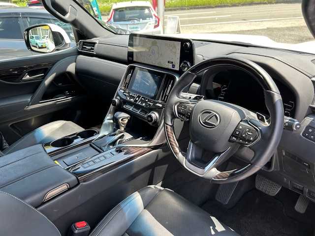 レクサス ＬＸ 600 神奈川県 2023(令5)年 2.2万km ソニッククォーツ ワンオーナー/ムーンルーフ/12.3インチディスプレイ・コネクティッドナビ・フルセグ・USB・Bluetooth/リアエンターテインメントシステム/マークレビンソン/パノラミックビューモニター（床下透過表示機能）/デジタルインナーミラー/前後ドライブレコーダー/HUD/クールボックス/おくだけ充電/黒革シート/F・2ndシートヒーター・ベンチレーション機能/運転席電動ランバーサポート/コンビステアリング/パドルシフト/ステアリングヒーター/充電用USBタイプCポート×5/指紋認証スタートスイッチ/レクサスセーフティシステム＋/・プリクラッシュセーフティ/・LDA/・LTA/・LCA/・AHS/・RSA/・TMN/・FCTA/BSM/ドライブモードセレクトスイッチ/サイドドアイージークローザー/ハンズフリーパワーバックドア/3眼フルLEDヘッドライト/ヒッチメンバー（カバー付）/純正22インチアルミ/純正フロアマット/純正ドアバイザー/新車時保証書/取扱説明書/マルチメディア取扱説明書/スマートキー×1/カードキー×1