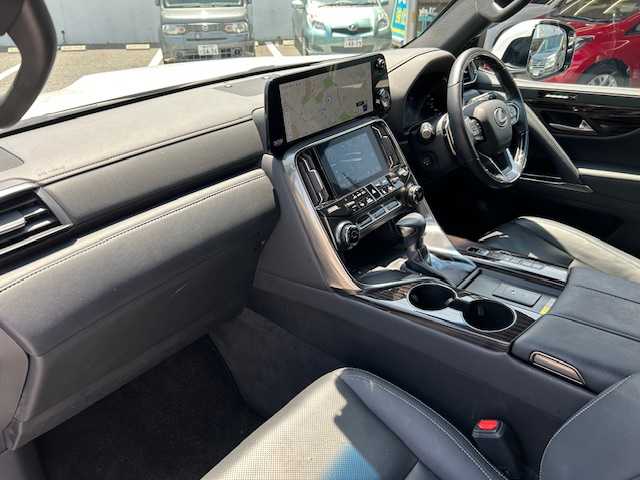レクサス ＬＸ 600 神奈川県 2023(令5)年 2.2万km ソニッククォーツ ワンオーナー/ムーンルーフ/12.3インチディスプレイ・コネクティッドナビ・フルセグ・USB・Bluetooth/リアエンターテインメントシステム/マークレビンソン/パノラミックビューモニター（床下透過表示機能）/デジタルインナーミラー/前後ドライブレコーダー/HUD/クールボックス/おくだけ充電/黒革シート/F・2ndシートヒーター・ベンチレーション機能/運転席電動ランバーサポート/コンビステアリング/パドルシフト/ステアリングヒーター/充電用USBタイプCポート×5/指紋認証スタートスイッチ/レクサスセーフティシステム＋/・プリクラッシュセーフティ/・LDA/・LTA/・LCA/・AHS/・RSA/・TMN/・FCTA/BSM/ドライブモードセレクトスイッチ/サイドドアイージークローザー/ハンズフリーパワーバックドア/3眼フルLEDヘッドライト/ヒッチメンバー（カバー付）/純正22インチアルミ/純正フロアマット/純正ドアバイザー/新車時保証書/取扱説明書/マルチメディア取扱説明書/スマートキー×1/カードキー×1
