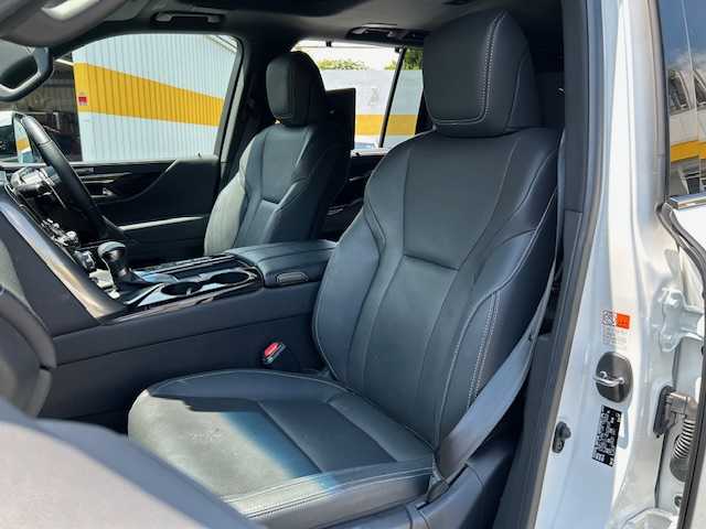 レクサス ＬＸ 600 神奈川県 2023(令5)年 2.2万km ソニッククォーツ ワンオーナー/ムーンルーフ/12.3インチディスプレイ・コネクティッドナビ・フルセグ・USB・Bluetooth/リアエンターテインメントシステム/マークレビンソン/パノラミックビューモニター（床下透過表示機能）/デジタルインナーミラー/前後ドライブレコーダー/HUD/クールボックス/おくだけ充電/黒革シート/F・2ndシートヒーター・ベンチレーション機能/運転席電動ランバーサポート/コンビステアリング/パドルシフト/ステアリングヒーター/充電用USBタイプCポート×5/指紋認証スタートスイッチ/レクサスセーフティシステム＋/・プリクラッシュセーフティ/・LDA/・LTA/・LCA/・AHS/・RSA/・TMN/・FCTA/BSM/ドライブモードセレクトスイッチ/サイドドアイージークローザー/ハンズフリーパワーバックドア/3眼フルLEDヘッドライト/ヒッチメンバー（カバー付）/純正22インチアルミ/純正フロアマット/純正ドアバイザー/新車時保証書/取扱説明書/マルチメディア取扱説明書/スマートキー×1/カードキー×1