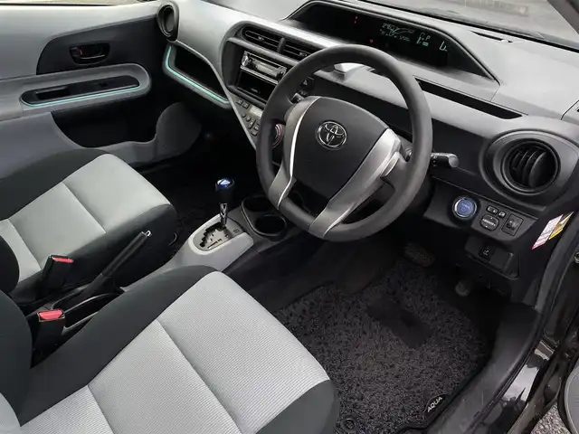 トヨタ アクア S 大分県 2012(平24)年 5.3万km ブラックマイカ 〇ワンオーナー/〇社外オーディオ（DEH-6500）/　CD/BT/AUX/〇フロアマット/〇ウインカーミラー/〇ヘッドライトレベライザー/〇ECOモード/〇EVモード/〇スマートキー/〇エンジンプッシュスタート/〇保証書/〇取扱説明書