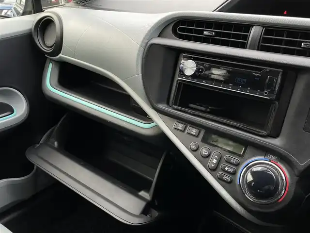 トヨタ アクア S 大分県 2012(平24)年 5.3万km ブラックマイカ 〇ワンオーナー/〇社外オーディオ（DEH-6500）/　CD/BT/AUX/〇フロアマット/〇ウインカーミラー/〇ヘッドライトレベライザー/〇ECOモード/〇EVモード/〇スマートキー/〇エンジンプッシュスタート/〇保証書/〇取扱説明書