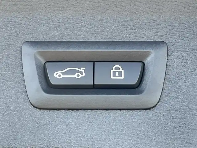 ＢＭＷ Ｘ１ xDrive 18d xライン 佐賀県 2020(令2)年 3万km サファイアブラックP 黒革シート/純正HDDナビゲーション/・AM/FM/USB/Bluetooth/バックカメラ/前後ドライブレコーダー/ミラー一体型ETC/オートマチックテールゲート/電子パーキングブレーキ/AUTO HOLD機能/DN席シートヒーター/ISOFIX対応/革巻きステアリング/ステアリングリモコン/純正18インチアルミホイール/純正LEDヘッドライト/純正LEDフォグランプ/リヤフォグランプ/純正フロアマット/新車保証書/取扱説明書/スペアキー１本/インテリジェントセ-フティ/・アクティブクルーズコントロール/・衝突回避被害軽減ブレーキ/・車線逸脱警告/・手動スピードリッター/・ダイナミックブレーキライト/・運転注意力モニター/・前車接近警告/・パークディスタンスコントロール/・空気圧モニター