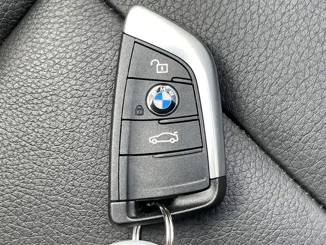 ＢＭＷ Ｘ１ xDrive 18d xライン 佐賀県 2020(令2)年 3万km サファイアブラックP 黒革シート/純正HDDナビゲーション/・AM/FM/USB/Bluetooth/バックカメラ/前後ドライブレコーダー/ミラー一体型ETC/オートマチックテールゲート/電子パーキングブレーキ/AUTO HOLD機能/DN席シートヒーター/ISOFIX対応/革巻きステアリング/ステアリングリモコン/純正18インチアルミホイール/純正LEDヘッドライト/純正LEDフォグランプ/リヤフォグランプ/純正フロアマット/新車保証書/取扱説明書/スペアキー１本/インテリジェントセ-フティ/・アクティブクルーズコントロール/・衝突回避被害軽減ブレーキ/・車線逸脱警告/・手動スピードリッター/・ダイナミックブレーキライト/・運転注意力モニター/・前車接近警告/・パークディスタンスコントロール/・空気圧モニター