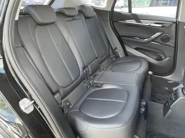 ＢＭＷ Ｘ１ xDrive 18d xライン 佐賀県 2020(令2)年 3万km サファイアブラックP 黒革シート/純正HDDナビゲーション/・AM/FM/USB/Bluetooth/バックカメラ/前後ドライブレコーダー/ミラー一体型ETC/オートマチックテールゲート/電子パーキングブレーキ/AUTO HOLD機能/DN席シートヒーター/ISOFIX対応/革巻きステアリング/ステアリングリモコン/純正18インチアルミホイール/純正LEDヘッドライト/純正LEDフォグランプ/リヤフォグランプ/純正フロアマット/新車保証書/取扱説明書/スペアキー１本/インテリジェントセ-フティ/・アクティブクルーズコントロール/・衝突回避被害軽減ブレーキ/・車線逸脱警告/・手動スピードリッター/・ダイナミックブレーキライト/・運転注意力モニター/・前車接近警告/・パークディスタンスコントロール/・空気圧モニター