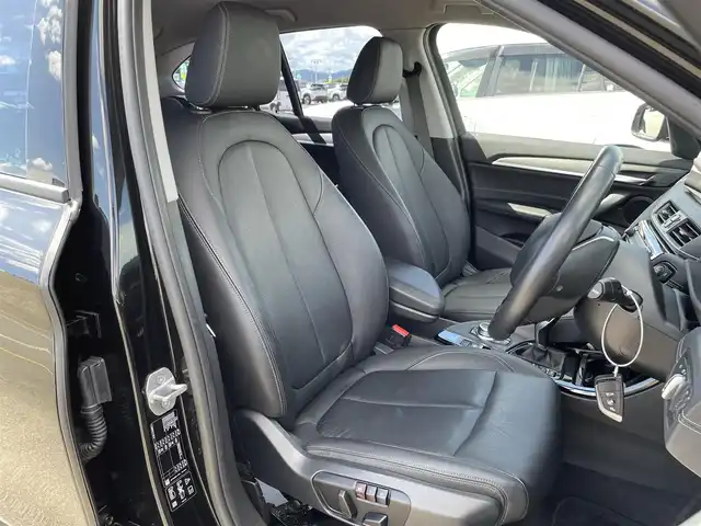 ＢＭＷ Ｘ１ xDrive 18d xライン 佐賀県 2020(令2)年 3万km サファイアブラックP 黒革シート/純正HDDナビゲーション/・AM/FM/USB/Bluetooth/バックカメラ/前後ドライブレコーダー/ミラー一体型ETC/オートマチックテールゲート/電子パーキングブレーキ/AUTO HOLD機能/DN席シートヒーター/ISOFIX対応/革巻きステアリング/ステアリングリモコン/純正18インチアルミホイール/純正LEDヘッドライト/純正LEDフォグランプ/リヤフォグランプ/純正フロアマット/新車保証書/取扱説明書/スペアキー１本/インテリジェントセ-フティ/・アクティブクルーズコントロール/・衝突回避被害軽減ブレーキ/・車線逸脱警告/・手動スピードリッター/・ダイナミックブレーキライト/・運転注意力モニター/・前車接近警告/・パークディスタンスコントロール/・空気圧モニター