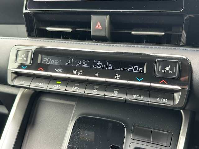 トヨタ ヴォクシー S－Z 茨城県 2022(令4)年 3.5万km アティチュードブラックマイカ 10.5インチ純正ディスプレイオーディオPlus/ (コネクティッドナビ対応)/バックカメラ/フリップダウンモニター/両側パワースライドドア/ETC2.0/【Toyota Safety Sense】/ ・プリクラッシュセーフティ/ ・レーントレーシングアシスト/ ・レーンデパーチャーアラート/ ・レーダークルーズコントロール/ ・アダプティブハイビームシステム/ ・ロードサインアシスト/ ・ドライバー異常時対応システム/ ・プロアクティブドライビングアシスト/ ・発進遅れ告知機能/ ・緊急時操舵支援/ ・フロントクロストラフィックアラート/ ・レーンチェンジアシスト/プロジェクター式LEDヘッドランプ/社外前後ドライブレコーダー(ZDR-015)/純正17インチアルミホイール/ステアリングスイッチ/オプティトロンメーター/電動パーキングブレーキ/前席シートヒーター/充電用USB端子(Type-C)/新車時保証書/スペアキー×1