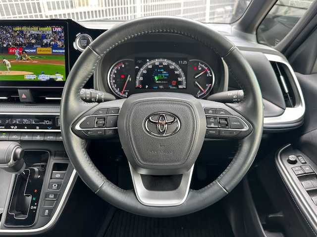トヨタ ヴォクシー S－Z 茨城県 2022(令4)年 3.5万km アティチュードブラックマイカ 10.5インチ純正ディスプレイオーディオPlus/ (コネクティッドナビ対応)/バックカメラ/フリップダウンモニター/両側パワースライドドア/ETC2.0/【Toyota Safety Sense】/ ・プリクラッシュセーフティ/ ・レーントレーシングアシスト/ ・レーンデパーチャーアラート/ ・レーダークルーズコントロール/ ・アダプティブハイビームシステム/ ・ロードサインアシスト/ ・ドライバー異常時対応システム/ ・プロアクティブドライビングアシスト/ ・発進遅れ告知機能/ ・緊急時操舵支援/ ・フロントクロストラフィックアラート/ ・レーンチェンジアシスト/プロジェクター式LEDヘッドランプ/社外前後ドライブレコーダー(ZDR-015)/純正17インチアルミホイール/ステアリングスイッチ/オプティトロンメーター/電動パーキングブレーキ/前席シートヒーター/充電用USB端子(Type-C)/新車時保証書/スペアキー×1