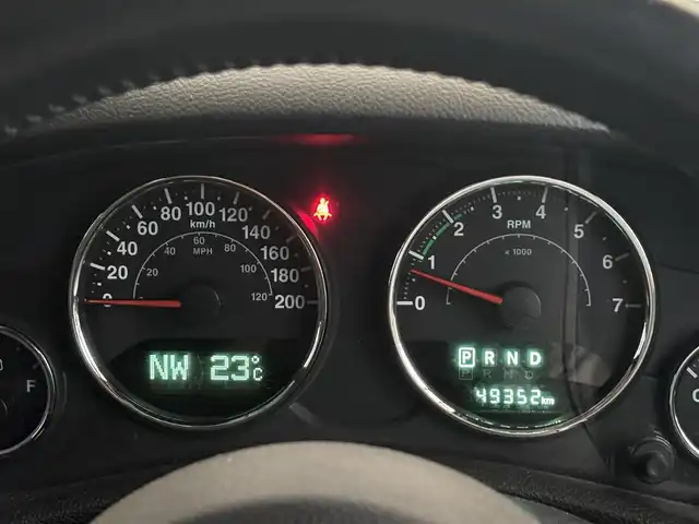 クライスラー・ジープ ジープ ラングラー アンリミテッド スポーツ 京都府 2018(平30)年 5万km 白 ・7インチメモリナビ(CN-RE04D)/　フルセグ/　Bluetooth/　CD/DVD再生/　SD再生録音/・サイドカメラ/・4WD/・オープントップ/・ディフェンダーラック(スミッティビルド製)/・クルーズコントロール/・ステアリングスイッチ/・横滑り防止システム/・ヒルディセントコントロール/・ドラレコ/・ETC/・純正18インチAW/・純正マット/・スペアキー