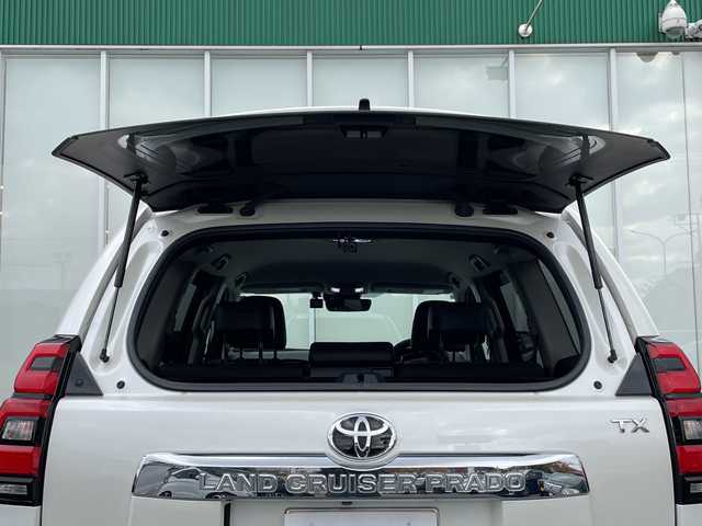 トヨタ ランドクルーザー プラド TX Lパッケージ 福岡県 2021(令3)年 3.6万km ホワイトパールクリスタルシャイン 純正ナビ機能付きディスプレイオーディオ/（AM/FM/USB/BT/Apple CarPlay/フルセグ）/全方位カメラ/モデリスタエアロ（F/S/R)/レーダークルーズコントロール/プリクラッシュセーフティ/ロードサインアシスト/前後コーナーセンサー/レーンキープアシスト/ワンオーナー/ETC2.0/純正フロアマット/レザーシート/D+Nパワーシート/D+N席シートヒーター/エアシート/純正17インチアルミホイール/前後ドライブレコーダー/オートライト/LEDヘッドライト/オートハイビーム