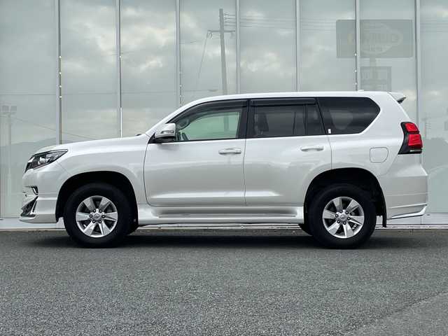 トヨタ ランドクルーザー プラド TX Lパッケージ 福岡県 2021(令3)年 3.6万km ホワイトパールクリスタルシャイン 純正ナビ機能付きディスプレイオーディオ/（AM/FM/USB/BT/Apple CarPlay/フルセグ）/全方位カメラ/モデリスタエアロ（F/S/R)/レーダークルーズコントロール/プリクラッシュセーフティ/ロードサインアシスト/前後コーナーセンサー/レーンキープアシスト/ワンオーナー/ETC2.0/純正フロアマット/レザーシート/D+Nパワーシート/D+N席シートヒーター/エアシート/純正17インチアルミホイール/前後ドライブレコーダー/オートライト/LEDヘッドライト/オートハイビーム