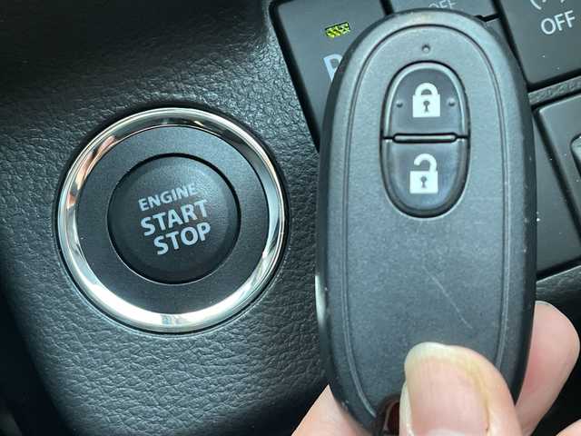 スズキ アルト X 山口県 2020(令2)年 0.7万km シルキーシルバーメタリック 社外ナビ/DVD/CD/SD/BT/USB/フルセグTV/バックカメラ/純正15インチアルミホイール/右前席シートヒーター/ヘッドライトレベライザー/衝突被害軽減ブレーキ/LKA/横滑り防止/コーナーセンサー/アイドリングストップ/スマートキー×２/純正フロアマット/純正ドアバイザー/電動格納ウインカードアミラー