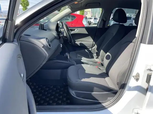 アウディ Ａ１ SB 1．0TFSI 山梨県 2016(平28)年 9.8万km グレイシアホワイトメタリック 純正ナビ/Bluetooth/CD/DVD/FM/AM/ETC/前後コーナーセンサー/横滑り防止装置/アイドリングストップ/ステアリングスイッチ/スペアキー/ウィンカーミラー/取扱説明書