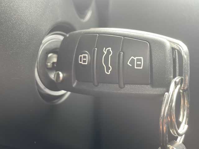 アウディ ＴＴクーペ 1．8 TFSI Sライン コンペティション 福岡県 2014(平26)年 3.8万km ブリリアントレッド 純正ナビ（Bluetooth・フルセグTV）/S line専用バンパー/Sトロニックトランスミッション/バックカメラ/MTモード付AT/純正フロアマット/純正アルミホイール/ハーフレザー/ビルトインETC/AUTOエアコン/パワーステアリング/パワーウィンドウ/リモコンキー/エアバッグ（運転席・助手席・サイド）/ABS/横滑り防止装置
