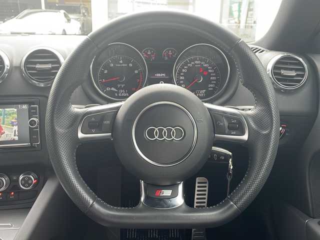 アウディ ＴＴクーペ 1．8 TFSI Sライン コンペティション 福岡県 2014(平26)年 3.8万km ブリリアントレッド 純正ナビ（Bluetooth・フルセグTV）/S line専用バンパー/Sトロニックトランスミッション/バックカメラ/MTモード付AT/純正フロアマット/純正アルミホイール/ハーフレザー/ビルトインETC/AUTOエアコン/パワーステアリング/パワーウィンドウ/リモコンキー/エアバッグ（運転席・助手席・サイド）/ABS/横滑り防止装置