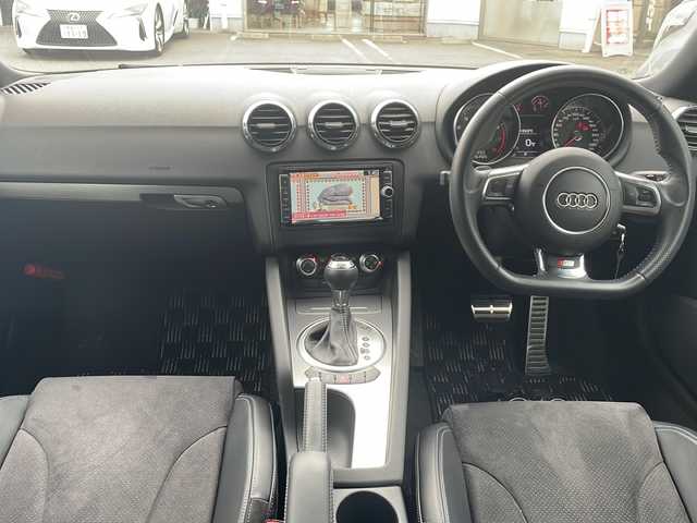 アウディ ＴＴクーペ 1．8 TFSI Sライン コンペティション 福岡県 2014(平26)年 3.8万km ブリリアントレッド 純正ナビ（Bluetooth・フルセグTV）/S line専用バンパー/Sトロニックトランスミッション/バックカメラ/MTモード付AT/純正フロアマット/純正アルミホイール/ハーフレザー/ビルトインETC/AUTOエアコン/パワーステアリング/パワーウィンドウ/リモコンキー/エアバッグ（運転席・助手席・サイド）/ABS/横滑り防止装置