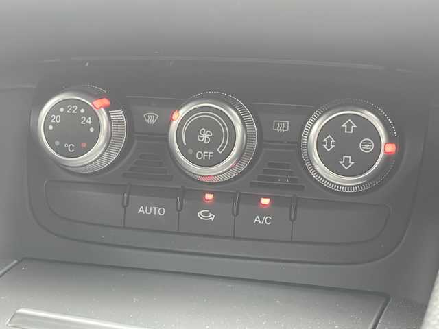 アウディ ＴＴクーペ 1．8 TFSI Sライン コンペティション 福岡県 2014(平26)年 3.8万km ブリリアントレッド 純正ナビ（Bluetooth・フルセグTV）/S line専用バンパー/Sトロニックトランスミッション/バックカメラ/MTモード付AT/純正フロアマット/純正アルミホイール/ハーフレザー/ビルトインETC/AUTOエアコン/パワーステアリング/パワーウィンドウ/リモコンキー/エアバッグ（運転席・助手席・サイド）/ABS/横滑り防止装置