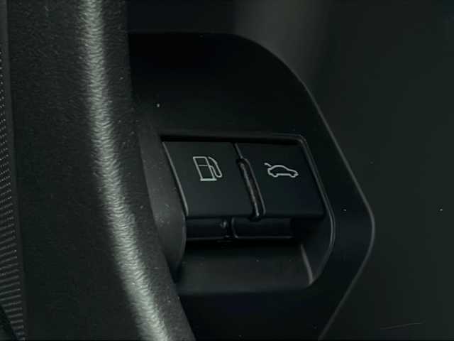 アウディ ＴＴクーペ 1．8 TFSI Sライン コンペティション 福岡県 2014(平26)年 3.8万km ブリリアントレッド 純正ナビ（Bluetooth・フルセグTV）/S line専用バンパー/Sトロニックトランスミッション/バックカメラ/MTモード付AT/純正フロアマット/純正アルミホイール/ハーフレザー/ビルトインETC/AUTOエアコン/パワーステアリング/パワーウィンドウ/リモコンキー/エアバッグ（運転席・助手席・サイド）/ABS/横滑り防止装置