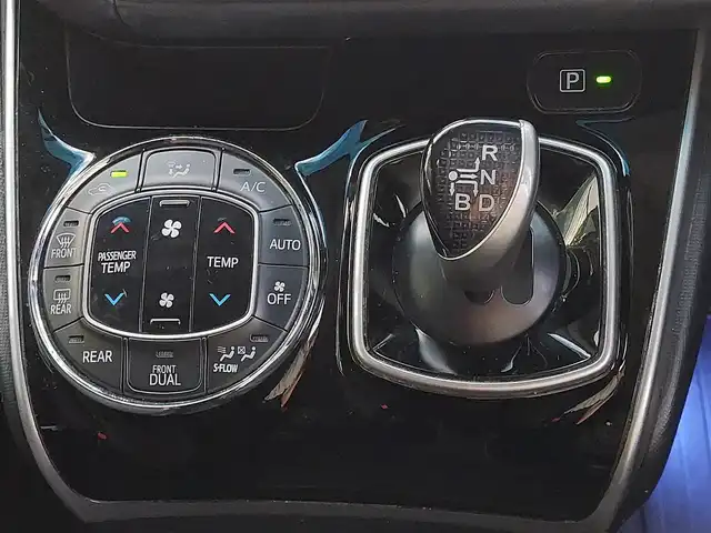 トヨタ エスクァイア ハイブリッド Xi 東京都 2015(平27)年 12.6万km スパークリングブラックパールクリスタルシャイン ALPINE10インチナビ/CD/DVD/BT/AM/FM/フルセグTV/HDMI/USB/バックカメラ/TRDフルエアロ/TRDフロントグリル/両側パワースライドドア/前席シートヒーター/HIDヘッドライト/フォグランプ/アイドリングストップ/横滑り防止装置/純正アルミホイール/保証書・取説・スペアキー