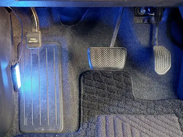 トヨタ エスクァイア ハイブリッド Xi 東京都 2015(平27)年 12.6万km スパークリングブラックパールクリスタルシャイン ALPINE10インチナビ/CD/DVD/BT/AM/FM/フルセグTV/HDMI/USB/バックカメラ/TRDフルエアロ/TRDフロントグリル/両側パワースライドドア/前席シートヒーター/HIDヘッドライト/フォグランプ/アイドリングストップ/横滑り防止装置/純正アルミホイール/保証書・取説・スペアキー