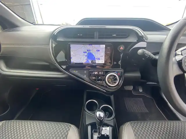 トヨタ アクア クロスオーバー グラム 福岡県 2019(令1)年 6.2万km オリーブマイカM ・純正SDナビ/Bluetooth/CD/DVD/・バックカメラ/・ハーフレザーシート/シートヒーター/・ドライブレコーダー/・フルセグ/・ETC/・純正16AW/・プッシュスタート/・アイドリングストップ/・スマートキー/・スペアキー/・レーンキープアシスト/・オートライト/・LEDライト/・保証書/・取扱説明書/・記録簿