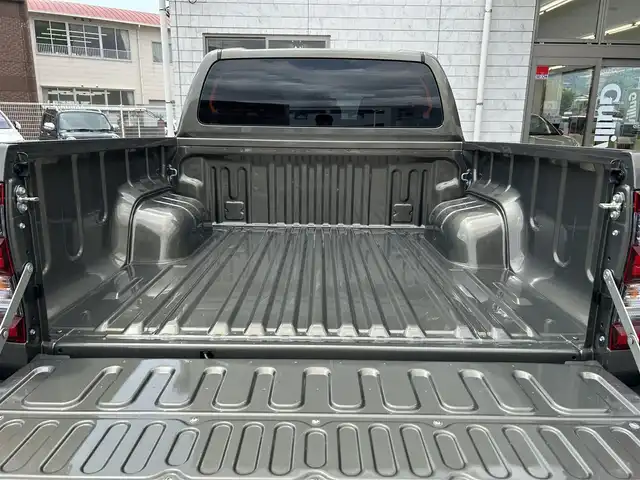 トヨタ ハイラックス Z 福岡県 2024(令6)年 1.2万km オキサイドブロンズM ワンオーナー/GRドレスアップマフラー/GRパフォーマンスダンパーセット/純正8インチディスプレイオーディオ/　（AM/FM/Bluetooth/Miracast)/バックカメラ/全方位カメラ/トヨタセーフティセンス/・プリクラッシュセーフティ/・レーンディバーチャーアラート/・ロードサインアシスト/・レーダークルーズコントロール/・先行車発進告知機能/オートライト/横滑り防止装置/コーナーセンサー/クリアランスソナー/排気ガス浄化装置/アイドリングストップ/ダウンヒルアシストコントロールシステム/パワーヒーター/4WD/純正17インチアルミホイール/ETC2.0/電格ウインカーミラー/ドアバイザー/電源ソケット×2/USB端子×2/盗難防止装置/スペアキー×1/保証書/取扱説明書/ナビ取扱説明書