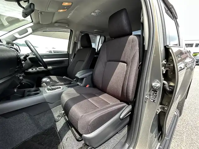 トヨタ ハイラックス Z 福岡県 2024(令6)年 1.2万km オキサイドブロンズM ワンオーナー/GRドレスアップマフラー/GRパフォーマンスダンパーセット/純正8インチディスプレイオーディオ/　（AM/FM/Bluetooth/Miracast)/バックカメラ/全方位カメラ/トヨタセーフティセンス/・プリクラッシュセーフティ/・レーンディバーチャーアラート/・ロードサインアシスト/・レーダークルーズコントロール/・先行車発進告知機能/オートライト/横滑り防止装置/コーナーセンサー/クリアランスソナー/排気ガス浄化装置/アイドリングストップ/ダウンヒルアシストコントロールシステム/パワーヒーター/4WD/純正17インチアルミホイール/ETC2.0/電格ウインカーミラー/ドアバイザー/電源ソケット×2/USB端子×2/盗難防止装置/スペアキー×1/保証書/取扱説明書/ナビ取扱説明書