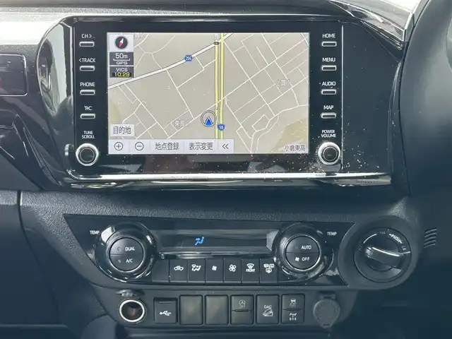 トヨタ ハイラックス Z 福岡県 2024(令6)年 1.2万km オキサイドブロンズM ワンオーナー/GRドレスアップマフラー/GRパフォーマンスダンパーセット/純正8インチディスプレイオーディオ/　（AM/FM/Bluetooth/Miracast)/バックカメラ/全方位カメラ/トヨタセーフティセンス/・プリクラッシュセーフティ/・レーンディバーチャーアラート/・ロードサインアシスト/・レーダークルーズコントロール/・先行車発進告知機能/オートライト/横滑り防止装置/コーナーセンサー/クリアランスソナー/排気ガス浄化装置/アイドリングストップ/ダウンヒルアシストコントロールシステム/パワーヒーター/4WD/純正17インチアルミホイール/ETC2.0/電格ウインカーミラー/ドアバイザー/電源ソケット×2/USB端子×2/盗難防止装置/スペアキー×1/保証書/取扱説明書/ナビ取扱説明書