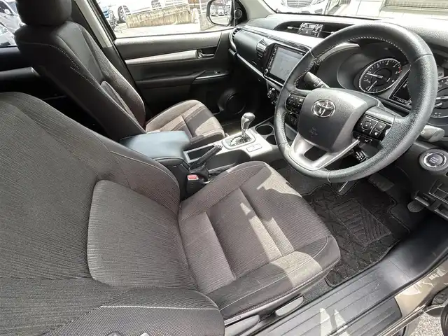 トヨタ ハイラックス Z 福岡県 2024(令6)年 1.2万km オキサイドブロンズM ワンオーナー/GRドレスアップマフラー/GRパフォーマンスダンパーセット/純正8インチディスプレイオーディオ/　（AM/FM/Bluetooth/Miracast)/バックカメラ/全方位カメラ/トヨタセーフティセンス/・プリクラッシュセーフティ/・レーンディバーチャーアラート/・ロードサインアシスト/・レーダークルーズコントロール/・先行車発進告知機能/オートライト/横滑り防止装置/コーナーセンサー/クリアランスソナー/排気ガス浄化装置/アイドリングストップ/ダウンヒルアシストコントロールシステム/パワーヒーター/4WD/純正17インチアルミホイール/ETC2.0/電格ウインカーミラー/ドアバイザー/電源ソケット×2/USB端子×2/盗難防止装置/スペアキー×1/保証書/取扱説明書/ナビ取扱説明書