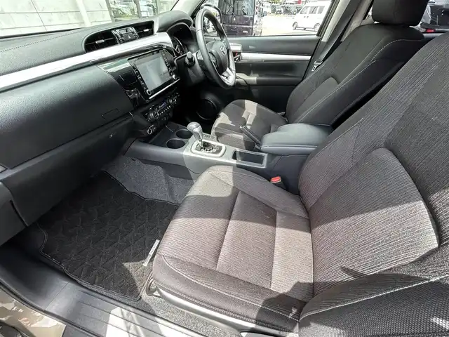 トヨタ ハイラックス Z 福岡県 2024(令6)年 1.2万km オキサイドブロンズM ワンオーナー/GRドレスアップマフラー/GRパフォーマンスダンパーセット/純正8インチディスプレイオーディオ/　（AM/FM/Bluetooth/Miracast)/バックカメラ/全方位カメラ/トヨタセーフティセンス/・プリクラッシュセーフティ/・レーンディバーチャーアラート/・ロードサインアシスト/・レーダークルーズコントロール/・先行車発進告知機能/オートライト/横滑り防止装置/コーナーセンサー/クリアランスソナー/排気ガス浄化装置/アイドリングストップ/ダウンヒルアシストコントロールシステム/パワーヒーター/4WD/純正17インチアルミホイール/ETC2.0/電格ウインカーミラー/ドアバイザー/電源ソケット×2/USB端子×2/盗難防止装置/スペアキー×1/保証書/取扱説明書/ナビ取扱説明書