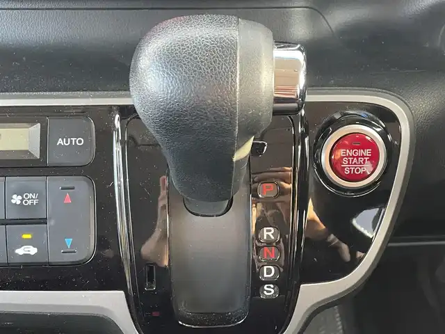 ホンダ Ｎ ＢＯＸ カスタム G ターボパッケージ 滋賀県 2013(平25)年 8.4万km プレミアムホワイトパール 純正SDナビ/(フルセグTV CD DVD Bluetooth)/バックカメラ/クルーズコントロール/両側パワースライドドア/革巻きステアリング/ステアリングリモコン/ETC/電動格納ミラー/ウインカーミラー/プッシュスタート/スマートキー×２/純正フロアマット