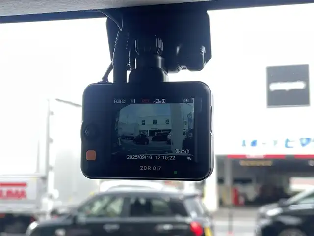 スズキ ジムニー シエラ JC 埼玉県 2024(令6)年 0.5万km ピュアホワイトP /ワンオーナー//4WD//社外ディスプレイオーディオ//バックカメラ//クルーズコントロール//ビルトインETC//スマートキーx2//LEDヘッドライト//衝突軽減ブレーキ//車線逸脱警報//Wエアバッグ&ABS//サイド&カーテンエアバッグ//横滑り防止装置//前後ドライブレコーダー//オートライト//Fフォグランプ//ドアバイザー//純正15インチAW//シートカバー//新車時保証書//取扱説明書//オーディオ取説