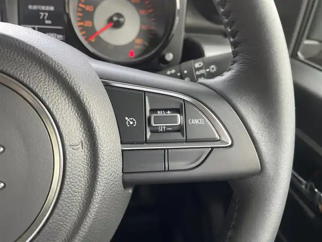 スズキ ジムニー シエラ JC 埼玉県 2024(令6)年 0.5万km ピュアホワイトP /ワンオーナー//4WD//社外ディスプレイオーディオ//バックカメラ//クルーズコントロール//ビルトインETC//スマートキーx2//LEDヘッドライト//衝突軽減ブレーキ//車線逸脱警報//Wエアバッグ&ABS//サイド&カーテンエアバッグ//横滑り防止装置//前後ドライブレコーダー//オートライト//Fフォグランプ//ドアバイザー//純正15インチAW//シートカバー//新車時保証書//取扱説明書//オーディオ取説
