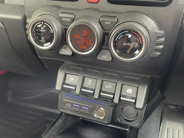 スズキ ジムニー シエラ JC 埼玉県 2024(令6)年 0.5万km ピュアホワイトP /ワンオーナー//4WD//社外ディスプレイオーディオ//バックカメラ//クルーズコントロール//ビルトインETC//スマートキーx2//LEDヘッドライト//衝突軽減ブレーキ//車線逸脱警報//Wエアバッグ&ABS//サイド&カーテンエアバッグ//横滑り防止装置//前後ドライブレコーダー//オートライト//Fフォグランプ//ドアバイザー//純正15インチAW//シートカバー//新車時保証書//取扱説明書//オーディオ取説