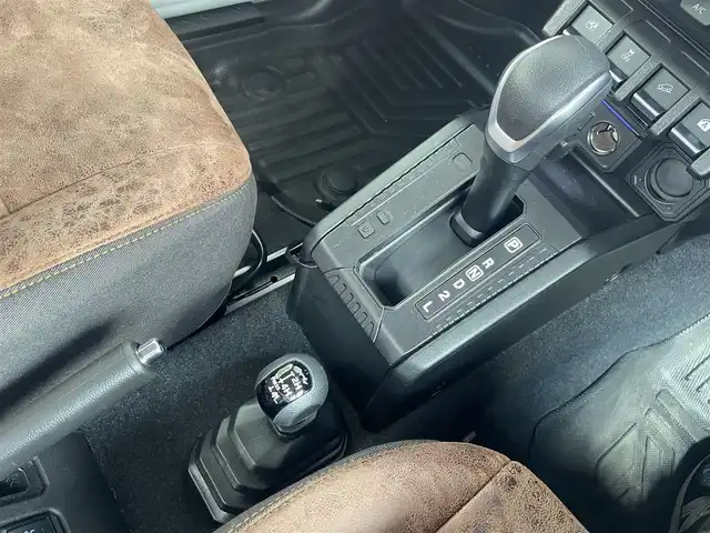 スズキ ジムニー シエラ JC 埼玉県 2024(令6)年 0.5万km ピュアホワイトP /ワンオーナー//4WD//社外ディスプレイオーディオ//バックカメラ//クルーズコントロール//ビルトインETC//スマートキーx2//LEDヘッドライト//衝突軽減ブレーキ//車線逸脱警報//Wエアバッグ&ABS//サイド&カーテンエアバッグ//横滑り防止装置//前後ドライブレコーダー//オートライト//Fフォグランプ//ドアバイザー//純正15インチAW//シートカバー//新車時保証書//取扱説明書//オーディオ取説