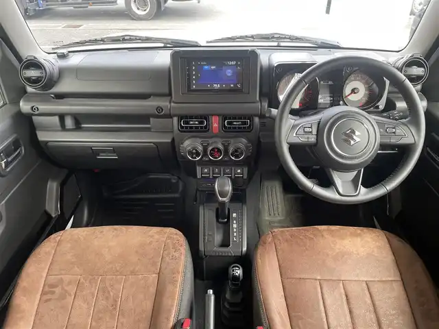 スズキ ジムニー シエラ JC 埼玉県 2024(令6)年 0.5万km ピュアホワイトP /ワンオーナー//4WD//社外ディスプレイオーディオ//バックカメラ//クルーズコントロール//ビルトインETC//スマートキーx2//LEDヘッドライト//衝突軽減ブレーキ//車線逸脱警報//Wエアバッグ&ABS//サイド&カーテンエアバッグ//横滑り防止装置//前後ドライブレコーダー//オートライト//Fフォグランプ//ドアバイザー//純正15インチAW//シートカバー//新車時保証書//取扱説明書//オーディオ取説