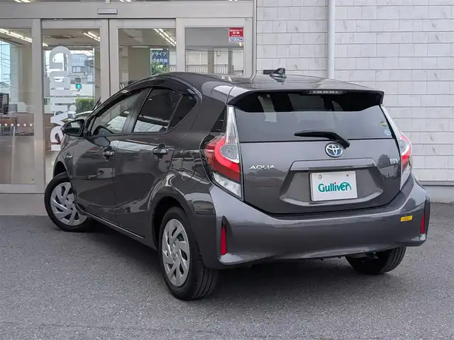 トヨタ アクア S 埼玉県 2018(平30)年 4.7万km グレーメタリック 純正ドラレコ/ETC/ドアバイザー/バックカメラ/純正ナビ（フルセグTV、Bluetooth、CD/DVD、ラジオ）/プッシュスタート/スペアキー/取扱説明書（車両、ナビ、ETC）/整備記録簿(R5、R6）
