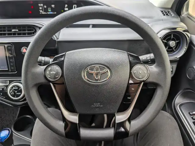 トヨタ アクア S 埼玉県 2018(平30)年 4.7万km グレーメタリック 純正ドラレコ/ETC/ドアバイザー/バックカメラ/純正ナビ（フルセグTV、Bluetooth、CD/DVD、ラジオ）/プッシュスタート/スペアキー/取扱説明書（車両、ナビ、ETC）/整備記録簿(R5、R6）